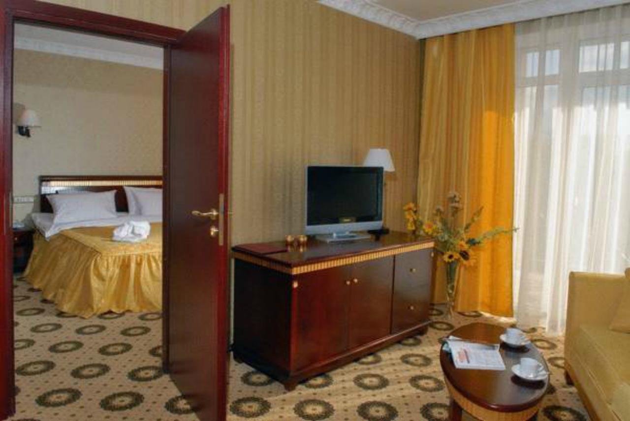 Royal Hotels And Spa Resorts Promenad Truskavets Bagian luar foto